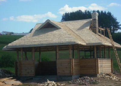 Dach drewniany z wióra osikowego na wiacie - konstrukcja drewniana