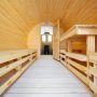 Wnętrze sauny drewnianej – beczki