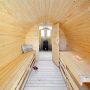 Wnętrze sauny drewnianej, beczki